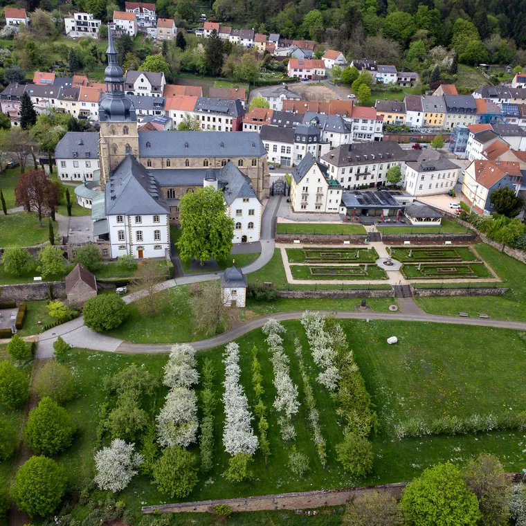 Außenansicht der Abtei aus der Luft